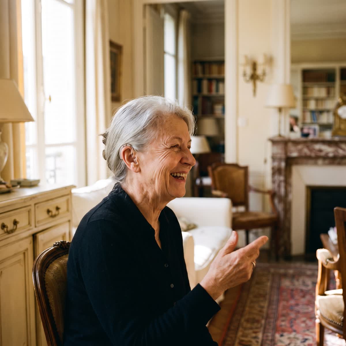 Une femme senior détendue dans son salon