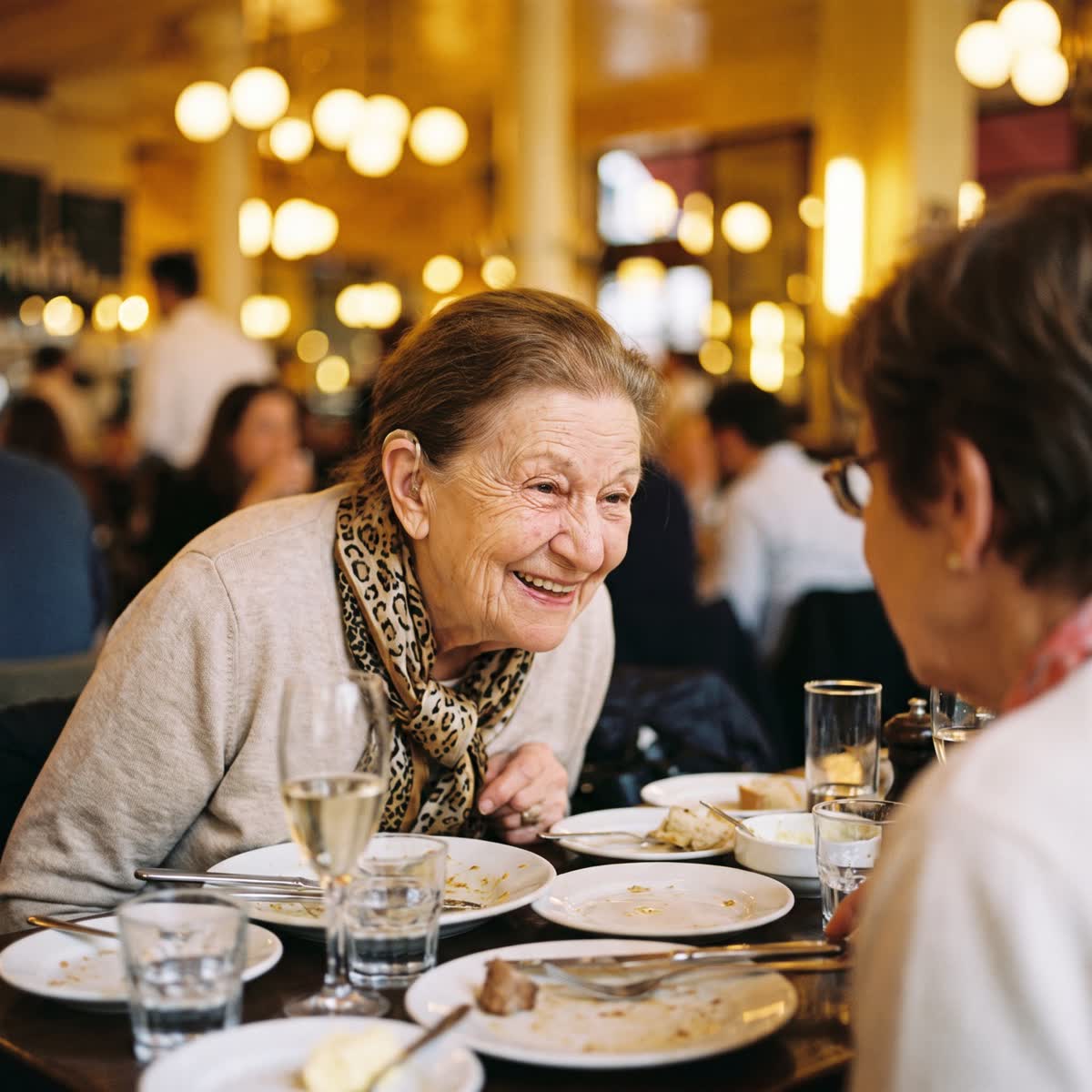 Deux couples discutent à une table de café